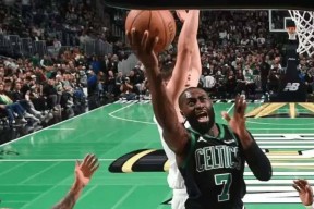 天博体育app-波士顿凯尔特人训练开放日，今晚迎来里程碑引欢呼，NBA总决赛在即，身体对抗强度拉满