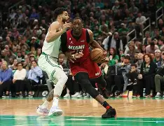 今晚NBA季后赛焦点战，斯图加特手感冰凉，话题不断，年轻球员得到机会