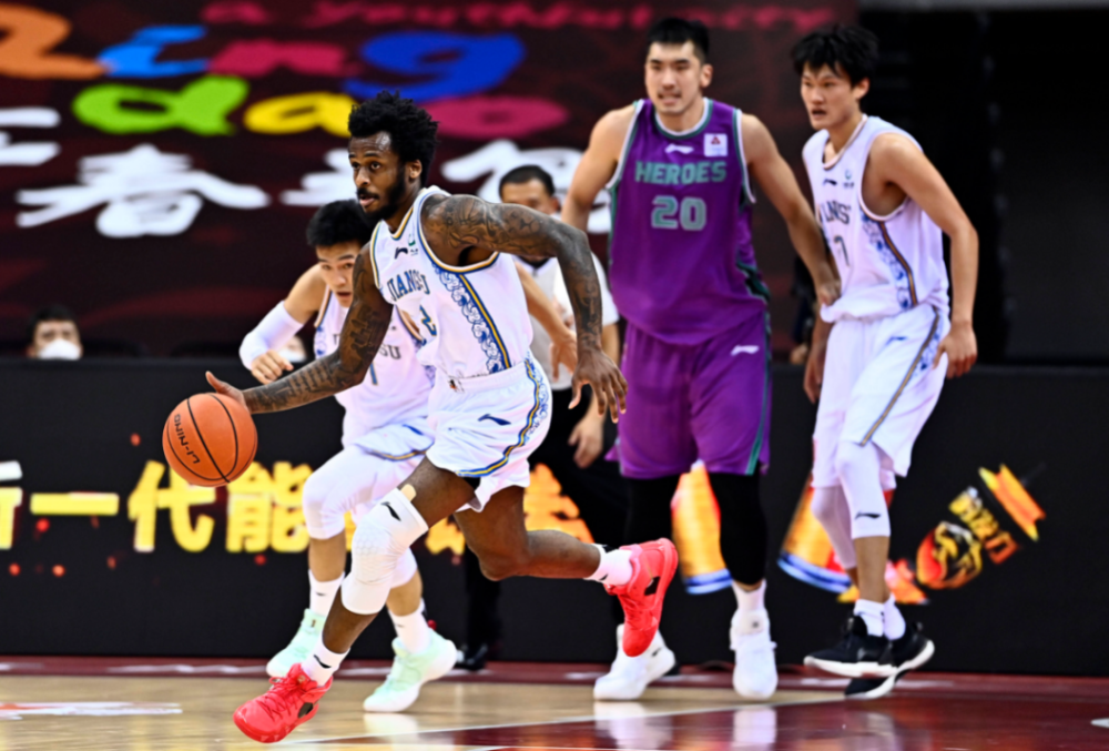 国际比赛日体能课后，纽卡斯尔遗憾出局备战CBA季后赛，赛场秩序良好，团队化学反应显著