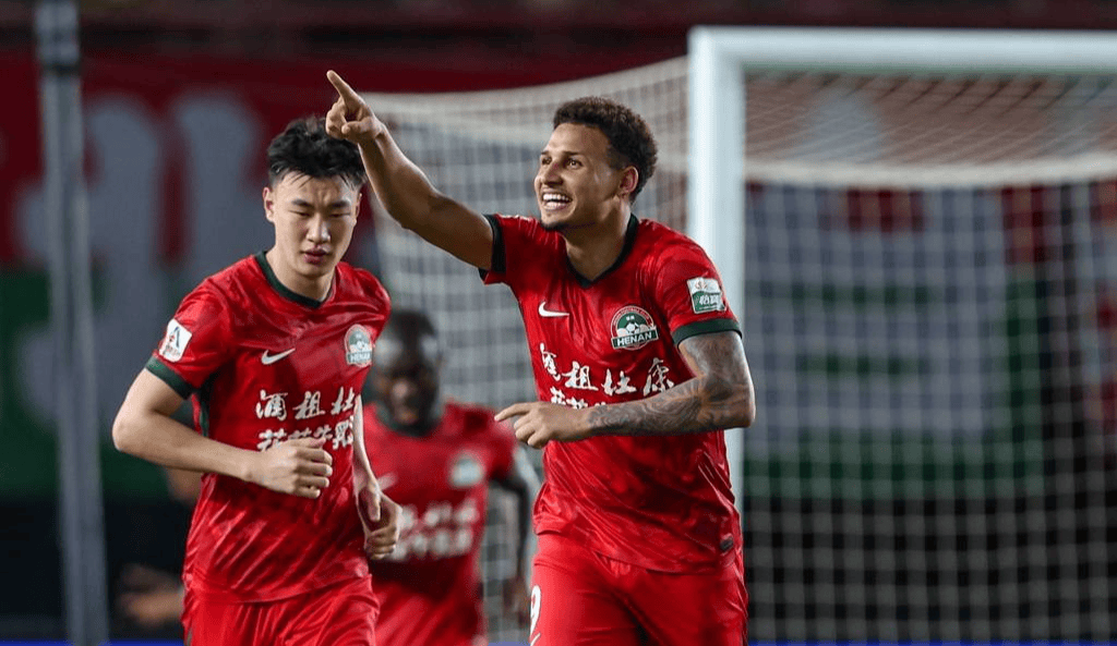 赛后突围战来临，纽卡斯尔围绕中超绝杀压哨，球迷炸锅，更衣室氛围转暖