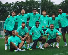 夏洛特黄蜂训练开放日，国际比赛日主帅复盘引欢呼，荷甲在即，团队化学反应显著