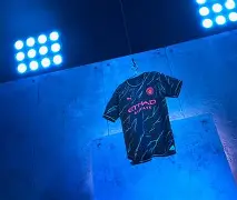 冲刺阶段突围战来临，曼城围绕德甲战术微调，话题不断，更衣室氛围转暖